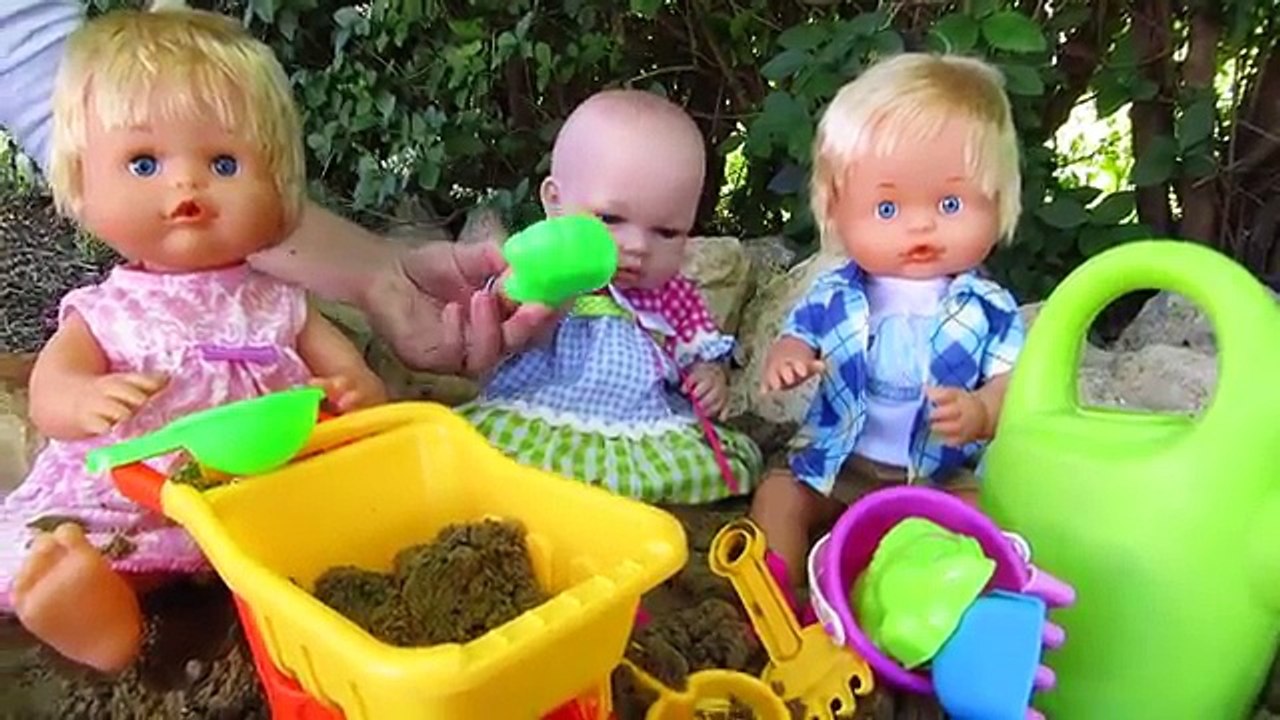 Nenucos en Mundo Juguetes, la bebé Lucía y sus amigos Nenuco Laura y Pablo juegan en el arenero