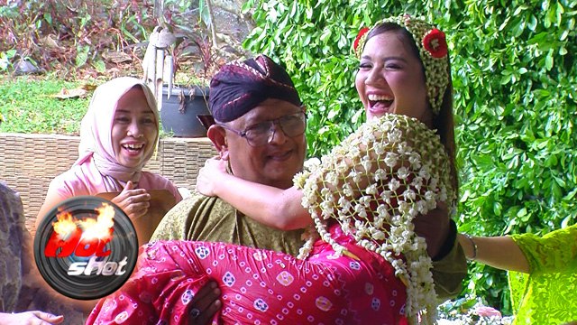 Fitri Ayu Gelar Acara Pengajian dan Siraman - Hot Shot 07 Oktober 2017