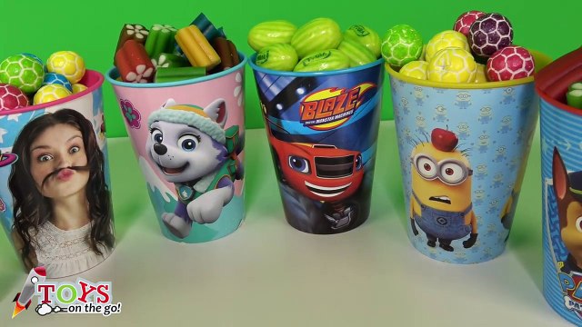 Vasos llenos de golosinas y sorpresas de Trolls, Soy Luna, Patrulla Canina, Blaze y Minions