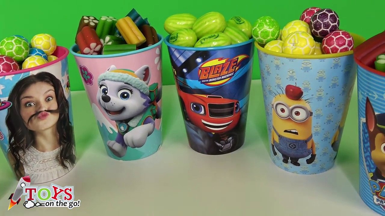 Vasos llenos de golosinas y sorpresas de Trolls, Soy Luna, Patrulla Canina, Blaze y Minions