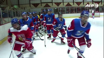 "سيدات الجليد" في الكويت يخضن غمار الهوكي