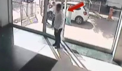 157 bin TL'yi arabada bırakıp ayakkabı almaya gidince soyuldu