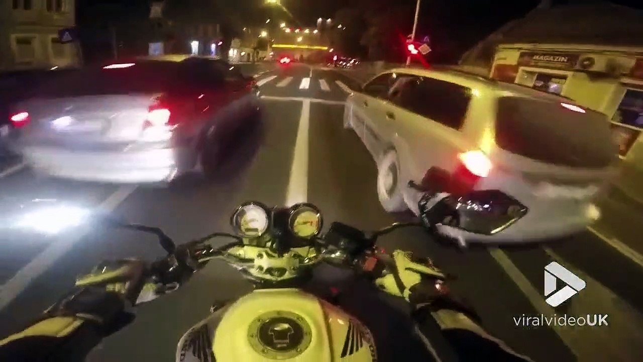Ce mec en voiture provoque un motard et perd le controle de son véhicule