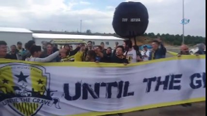 Fenerbahçeli Taraftarlardan TFF Önünde Eylem