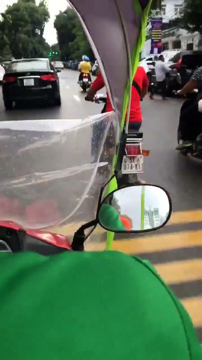 Tài xế GrabBike tạo dù che mưa, bật nhạc 'Em gái mưa' đãi khách