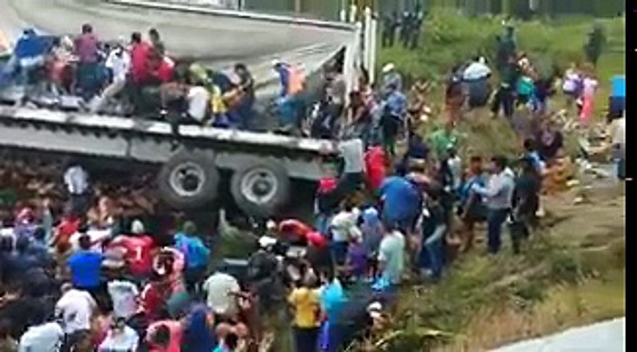 Volcadura de tráiler cargado con cervezas termina en rapiña