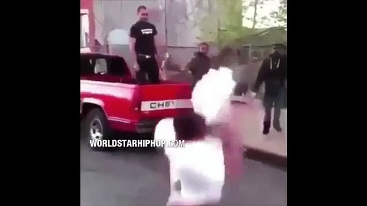 Un poney donne une belle leçon à un homme ! LOL