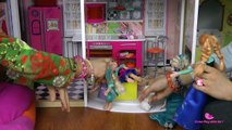 Elsa and Anna toddlers and Olaf PLAY together ! Eating breakfast Bathing Playing in the Dollhouse