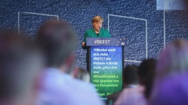 Merkel anuncia que intentará negociar una coalición con liberales y verdes