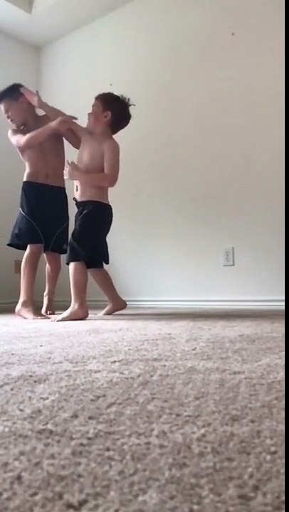 Une bagarre entre deux frères en slow-motion ! LOL