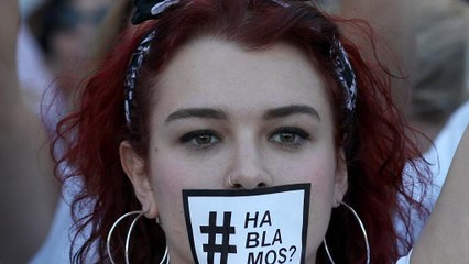 Spagna: manifestanti in bianco chiedono dialogo; in piazza anche gli unionisti