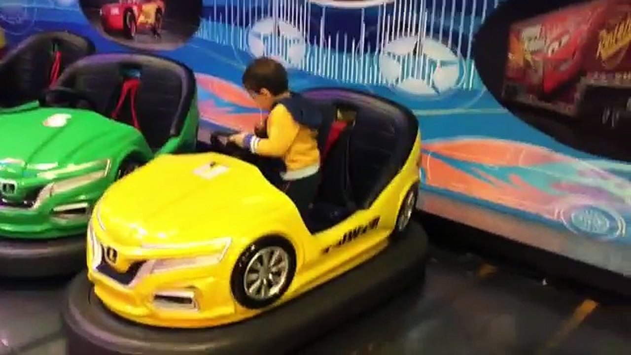 Çarpışan arabalar, dönme dolap, gondol ve daha bir sürü oyuncak | Çocuk videoları