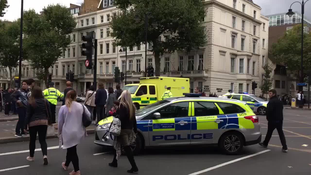 Emergency services moving through the cordon at NHM