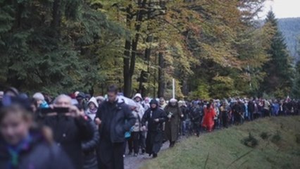 Miles de polacos participan en un rosario masivo en las fronteras de su país