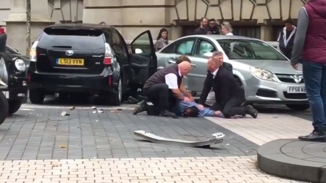 영국 런던에서 차량 인도로 돌진...여러 명 다쳐 / YTN