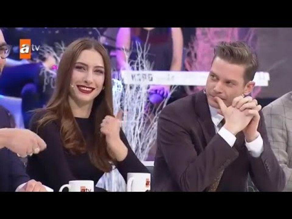 Elin Oğlu masasında Gökçe Akyıldız ve Hazar Motan hayranları... - Elin Oğlu 39. Bölüm - atv