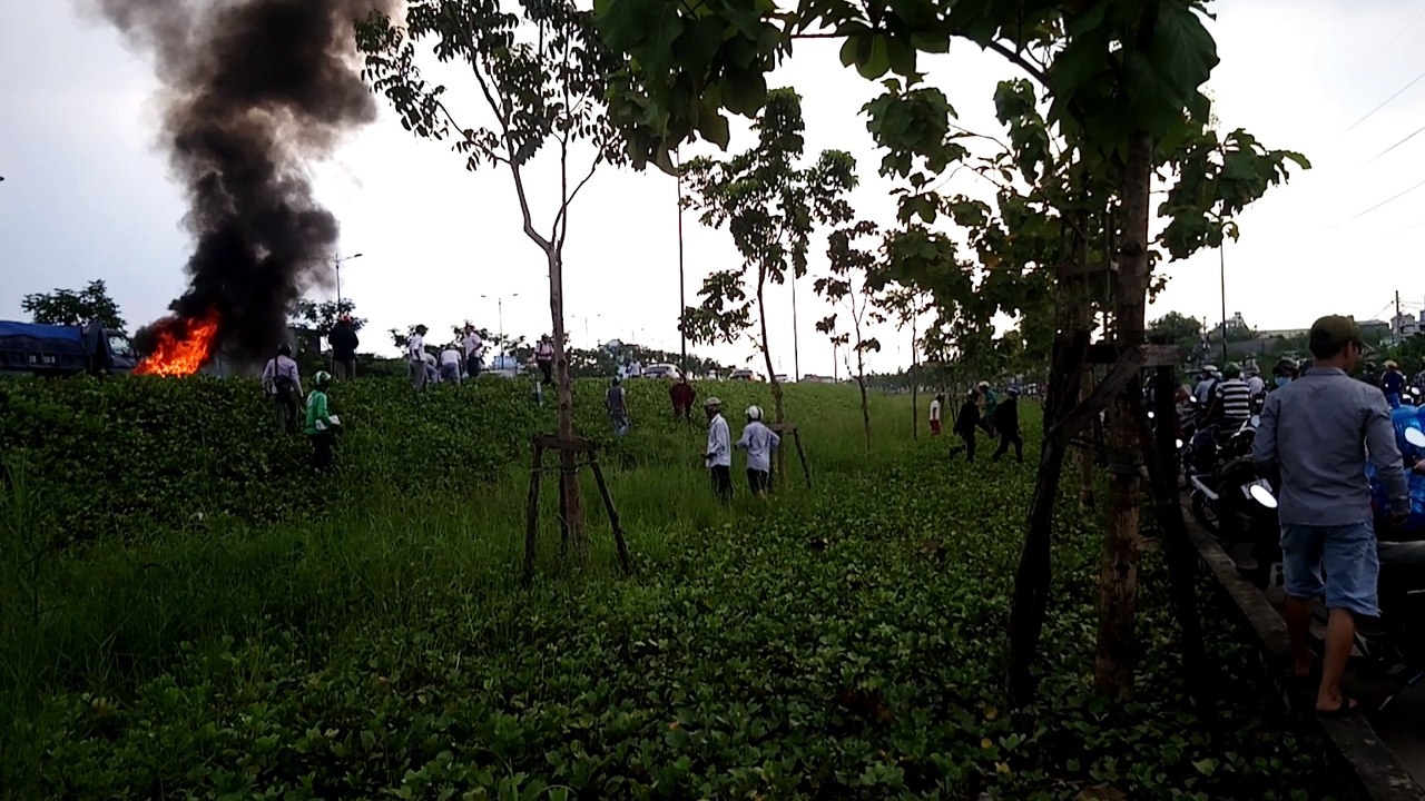 Xe máy bốc cháy dữ dội trên đại lộ Phạm Văn Đồng ở Sài Gòn