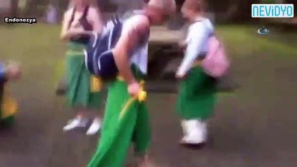 Maymun turisti böyle ısırdı Videosu