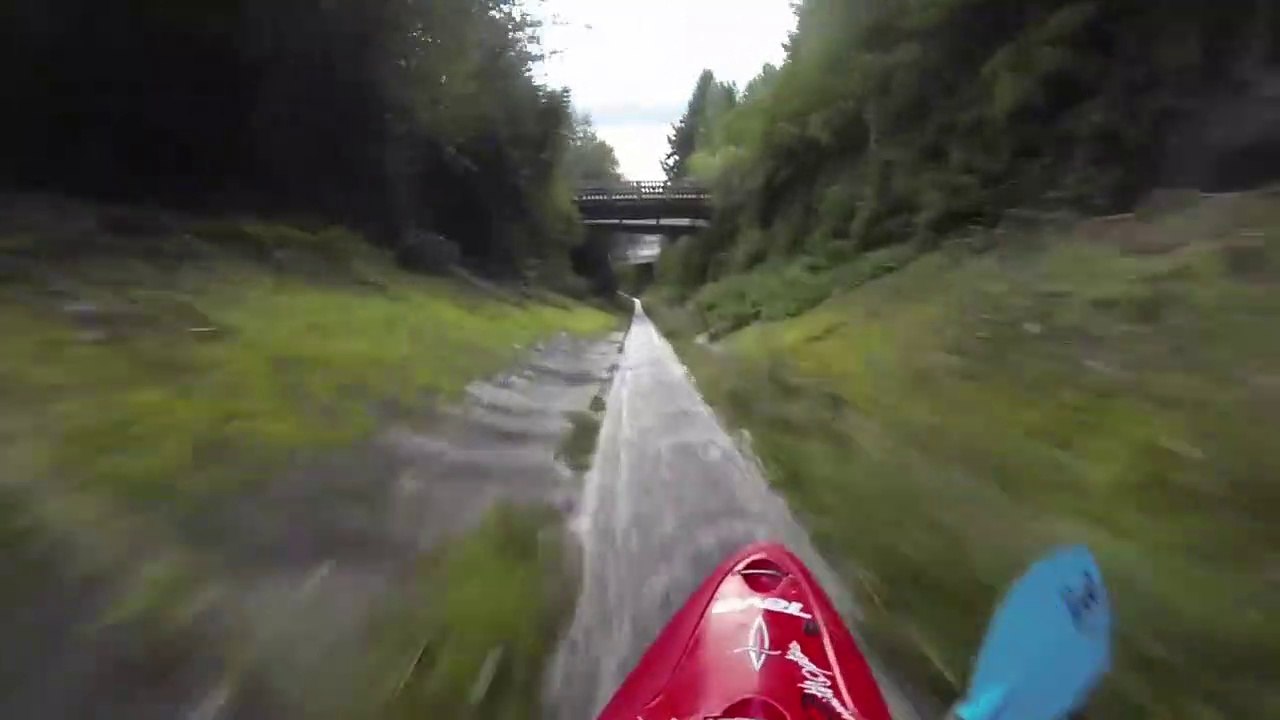 Ce taré descend un fossé de drainage en kayak ! Vitesse incroyable