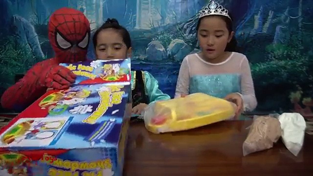 Frozen Elsa and Anna Spiderman Pie Face Showdown Game - Thử thách với trò chơi Pie Face Challenge