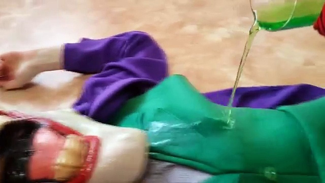 Frozen Elsa drinks from toilet / joker pee prank /Эльза Холодное сердце пьет из унитаза человек паук