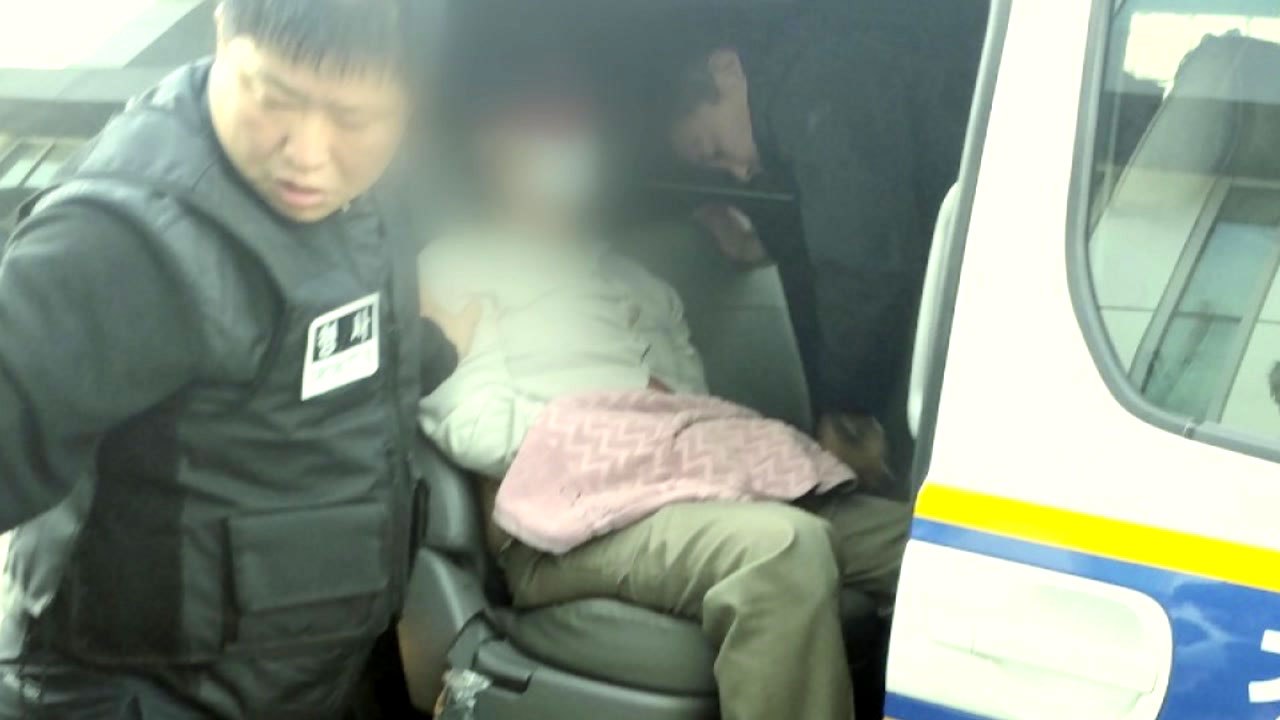 딸 친구 살해 혐의 30대 남성 경찰 압송 / YTN