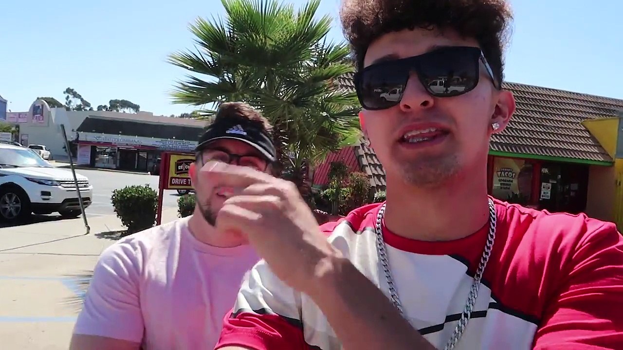 En busca de ZORRAS en TIJUANA | Documental 18.5 (HotSpanish Vlogs)