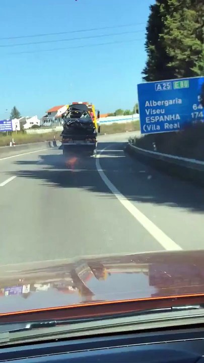 Une dépanneuse qui remorque une dépanneuse qui remorque une voiture en panne...