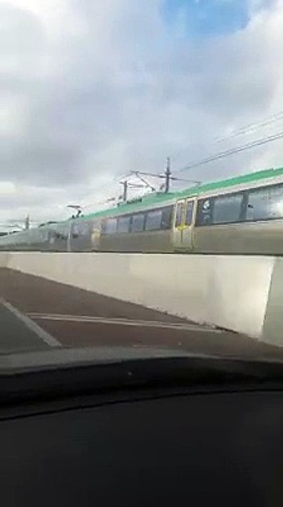 Australie Il s'accroche à l'arrière d'un train à 110 kmh