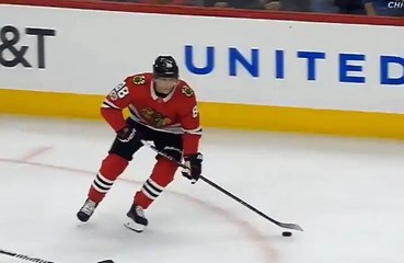 Patrick Kane with incredible spin-o-rama assist to Nick Schmaltz!