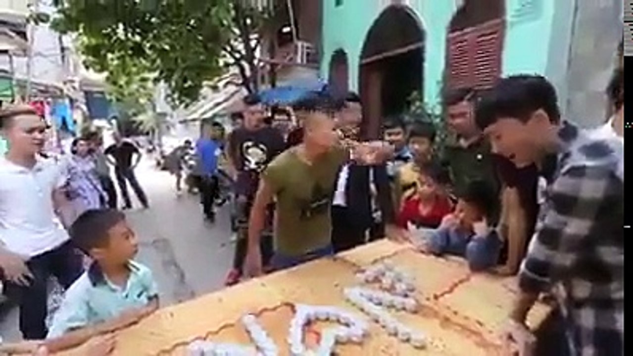 "Thử thách tình yêu" bằng cách uống rượu của nhà gái khiến cư dân mạng phát choáng