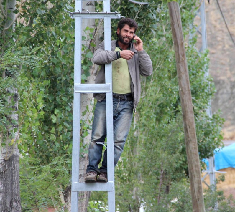 Köyde Telefon Çekmeyince...