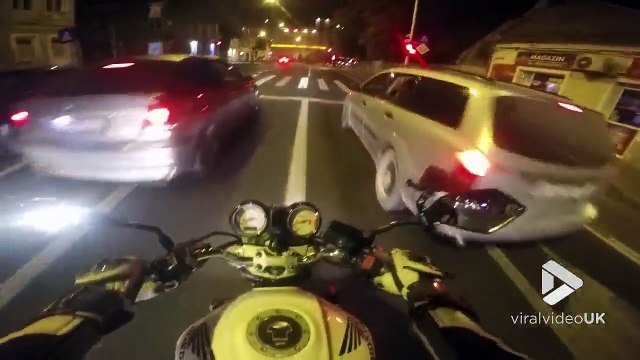 Un kéké en Golf V GTI se vautre en voulant faire la course avec un motard