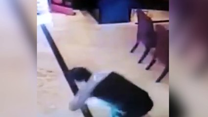 Le explota el teléfono móvil en el bolsillo de la camisa