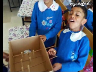 Öğrencilerini Mutlu Etmek İçin Eldeki İmkanlarla Langırt Yapan Koca Yürekli Öğretmen