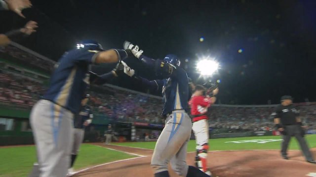 '권희동 결승타·모창민 만루포' NC, 준PO 원정 1차전서 롯데 꺾어 / YTN