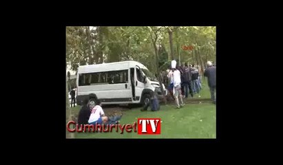 Beyoğlu'nda minibüs ağaca çarptı, sıkışan sürücüyü 112 çalışanları kurtardı