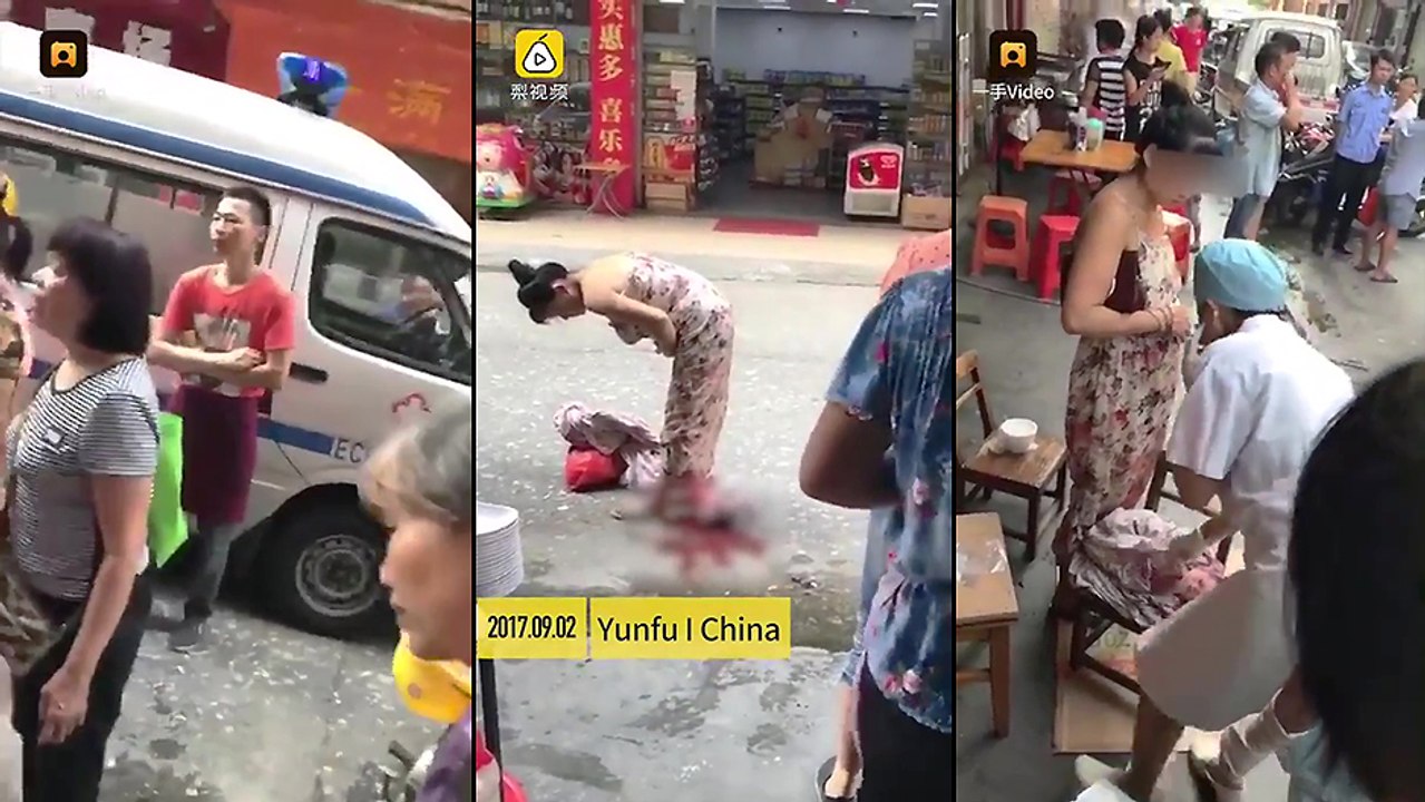 Une jeune femme acocuche en pleine rue