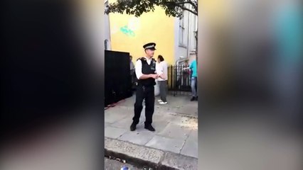 Un policier fait une chorégraphie pendant un carnaval !