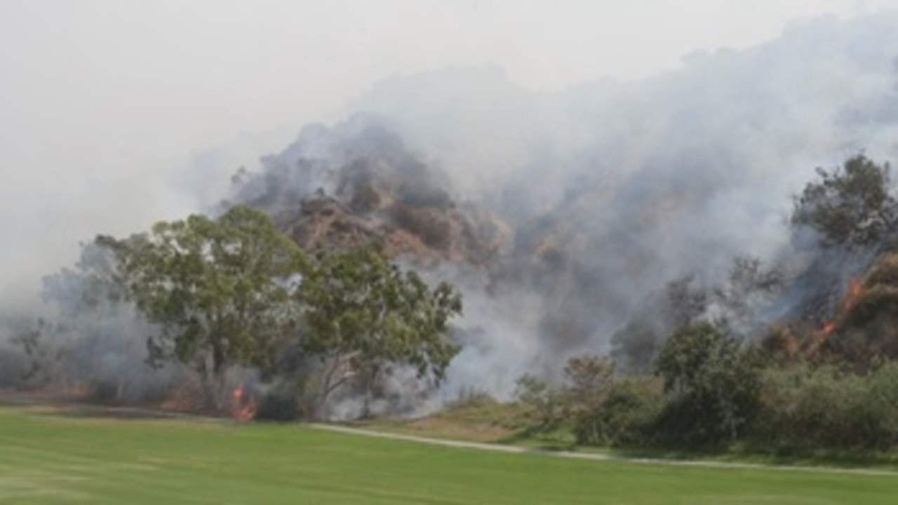 Un incendio descontrolado arrasa más de 2.000 hectáreas al norte de Los Ángeles