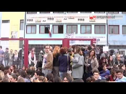 TG 03.12.14 La scuola non si taglia , a Bari occupati altri quattro istituti