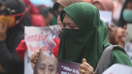 Télécharger la video: Manifestaciones en Indonesia contra la persecución de los rohinyá en Birmania