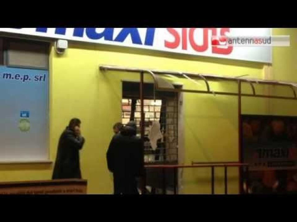 TG 08.01.14 Bomba carta contro supermercato di Vernole esplode mentre i dipendenti erano al lavoro