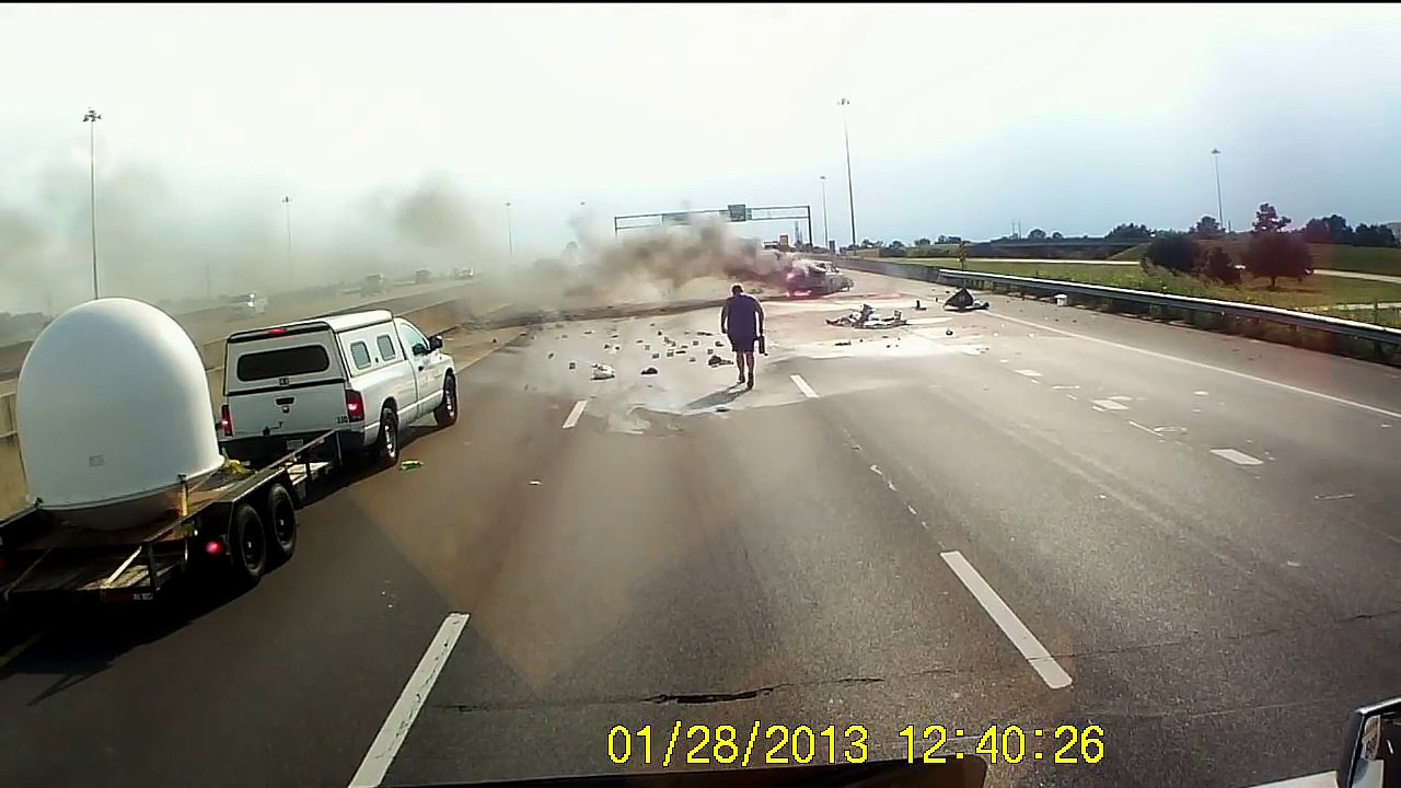 Un routier sauve une femme et sa petite-fille de leur voiture en feu après un terrible accident
