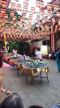 Thất kinh cảnh người dân mang cả thùng giấy để lấy đồ cúng chúng sinh