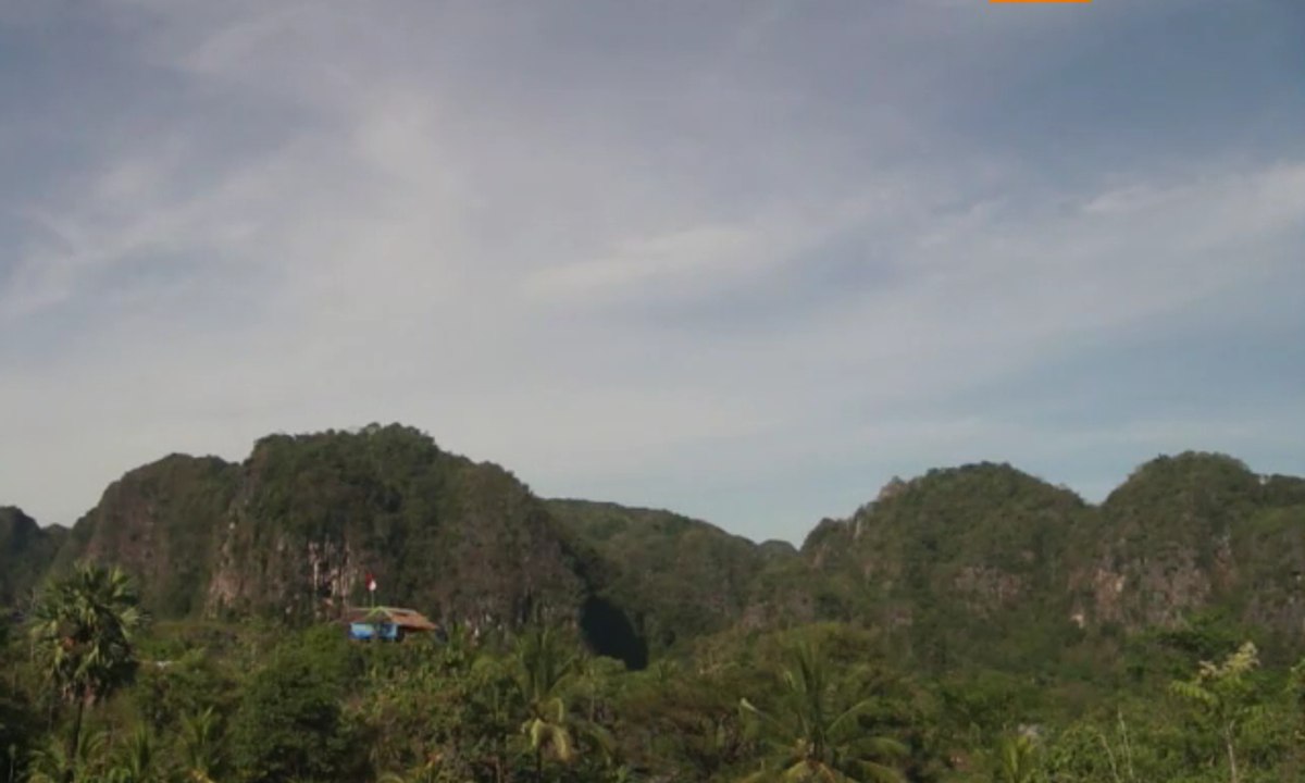 Nikmati Panorama Alam dari Puncak Bukit Karst