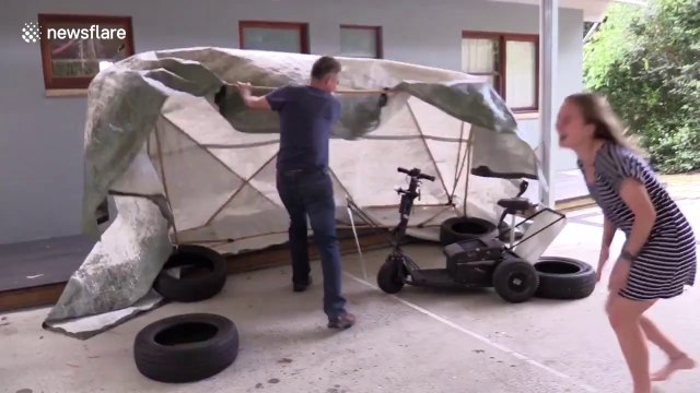 Tu as le permis ? Surprise une voiture... eh bah non LOL