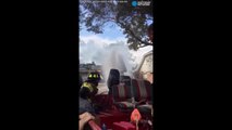 Ces pompiers utilisent un moteur de bateau pour éteindre un incendie dans les inondations de l'ouragan Harvey à Houston