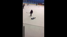 Le hockey sur glace s'apprend à coup de bâtons en chine.. sur les enfants !