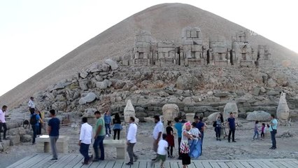 Nemrut Dağı Ziyaretçi Akınına Uğradı
